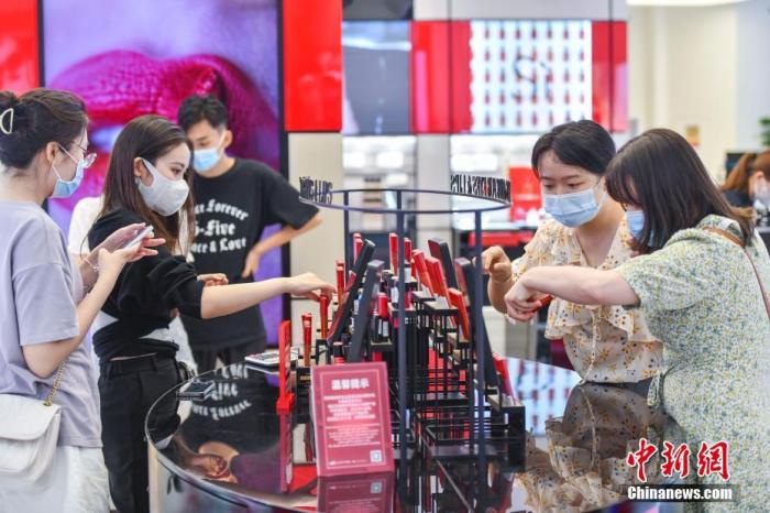 資料圖：顧客在中免集團?？谌赵聫V場免稅店選購化妝品。 <a target='_blank' href='/'>中新社</a>記者 駱云飛 攝