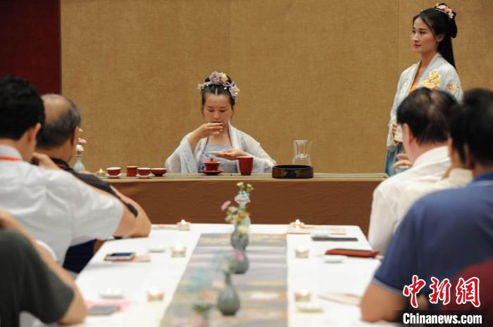 7月9日，兩岸青年品鑒兩岸茶?！〔號|京 攝