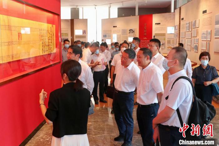 開(kāi)展儀式結(jié)束后，領(lǐng)導(dǎo)嘉賓和臺(tái)胞臺(tái)商臺(tái)青代表參觀了展覽?！×种窘?攝