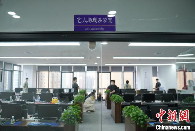 該詐騙團伙將女主播稱為藝人，藝人幕后都有主管、經(jīng)紀人、助理。　國武 攝