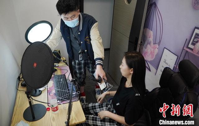 在抓獲的嫌疑人中，女主播有20多個?！?攝