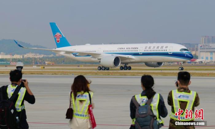 資料圖：2022年1月6日，南航兩架全新大型遠(yuǎn)程寬體A350-900型客機同時落戶廣東深圳，加盟南航深圳分公司，深圳迎來目前最大空客寬體客機。圖為A350-900型客機飛抵深圳寶安國際機場。 中新社記者 陳文 攝