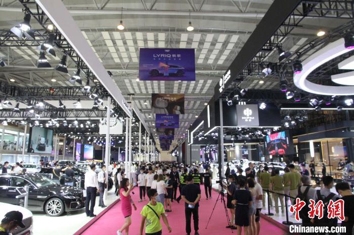 資料圖：2022第二十一屆青島國際汽車工業(yè)展覽會(huì)暨新能源汽車下鄉(xiāng)巡展活動(dòng)(青島站)啟幕。　衣冠超 攝