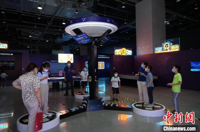 中國科技館推出“Hz行動——無線電主題打卡闖關(guān)特展”?！≈袊萍拣^ 供圖