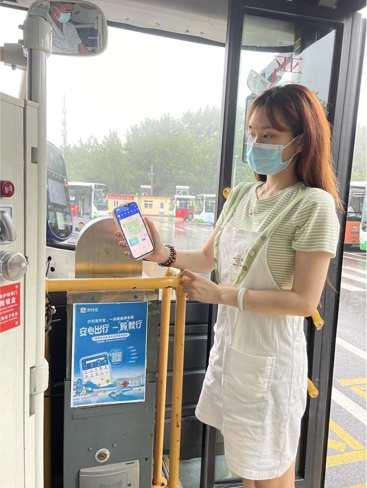青島市民掃碼乘公交。