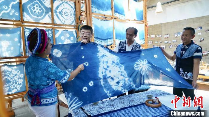 圖為臺灣知名人士邱毅(左二)體驗白族扎染。　鐘欣 攝