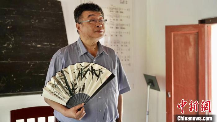 圖為臺灣知名人士邱毅參觀西南聯(lián)大舊址?！＄娦?攝