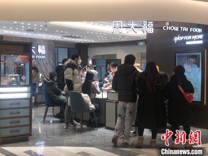 消費(fèi)者在黃金飾品店購物。 <a target='_blank' href='/' >中新網(wǎng)</a> 左宇坤 攝
