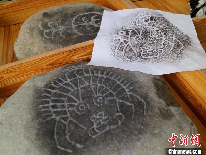 臺青制作的巖畫印記拓片?！±钤?攝