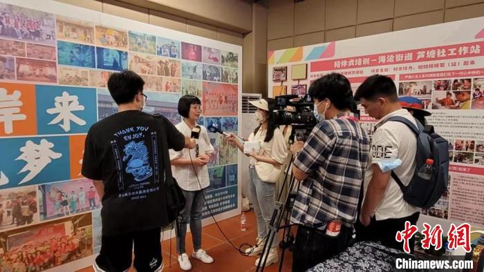 圖為李佩珍正在接受記者采訪?！∪~藝琳 攝