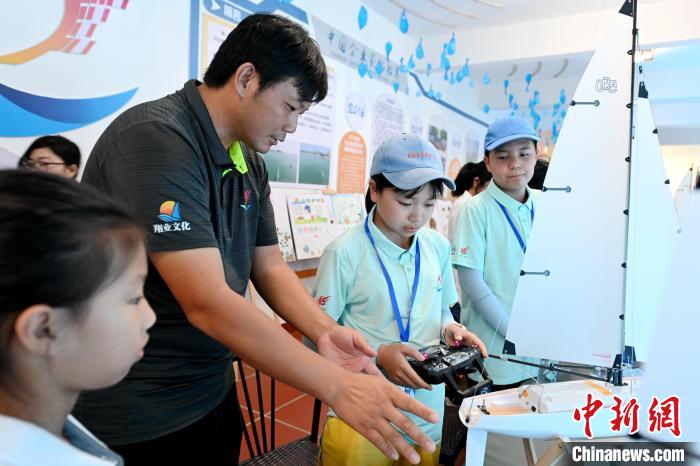 教練指導學員組裝帆船模型?！埥鸫?攝