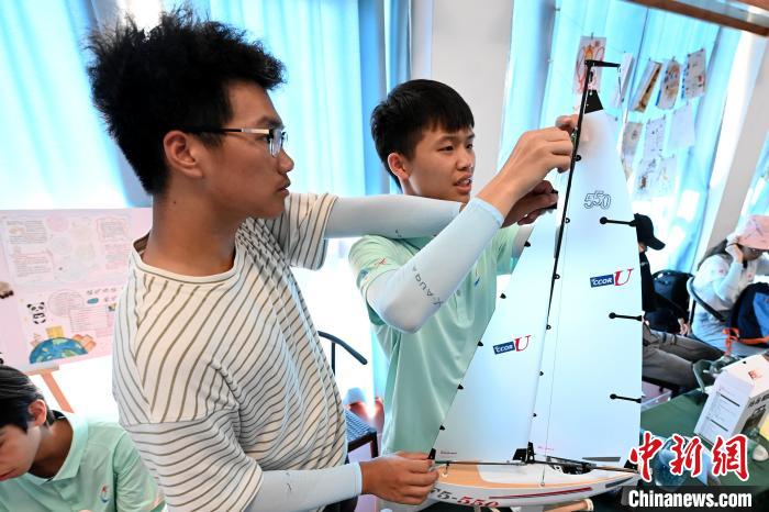 學員組裝帆船模型?！埥鸫?攝