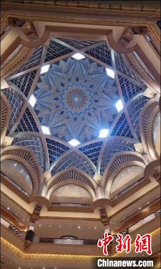 圖為阿聯(lián)酋皇宮酒店直播截圖。　阿聯(lián)酋駐華大使館供圖