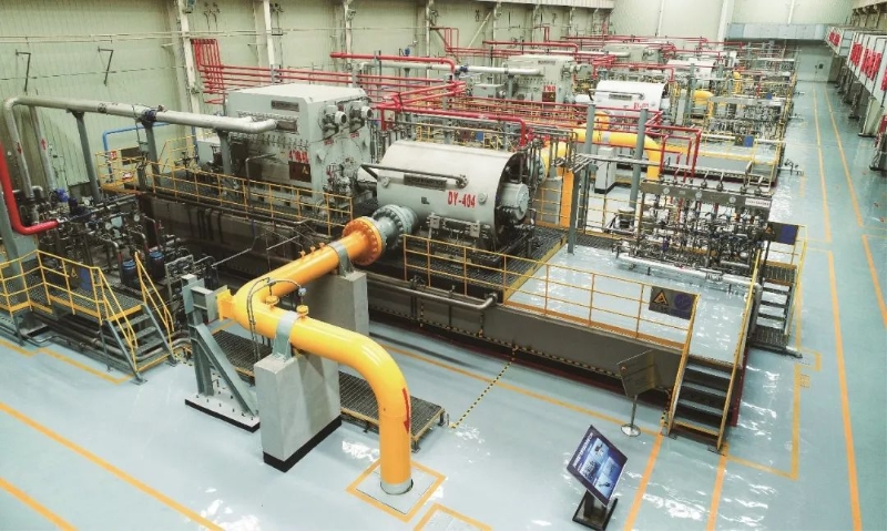 西氣東輸工程引領(lǐng)帶動(dòng)了我國(guó)天然氣長(zhǎng)輸管道關(guān)鍵設(shè)備國(guó)產(chǎn)化。圖為位于西氣東輸二線高陵壓氣站的我國(guó)首臺(tái)套20MW級(jí)電驅(qū)壓縮機(jī)組廠房一景。