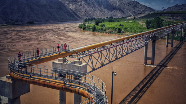 西氣東輸一線氣龍飛黃河，福氣送萬(wàn)家 由西氣東輸提供