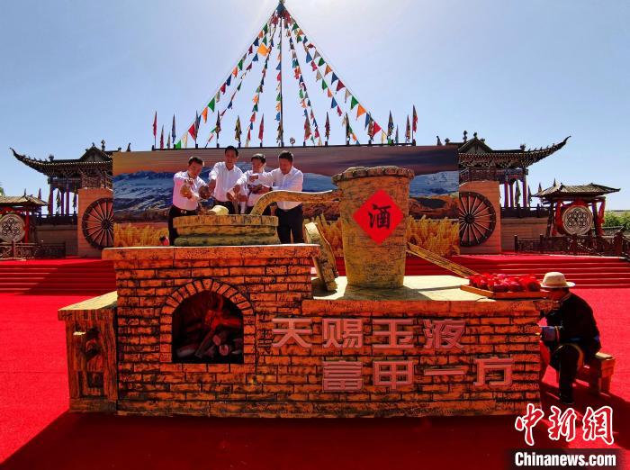 圖為青稞酒文化旅游節(jié)啟動(dòng)?！∑钤鲚?攝