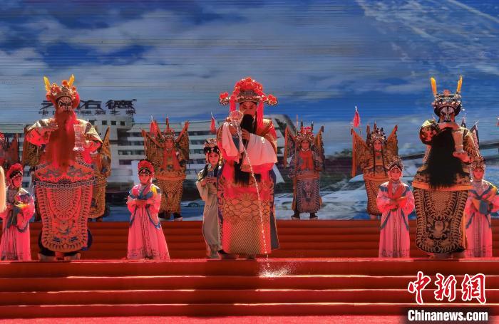 圖為開幕式引子《秦韻酒香》?！∑钤鲚?攝