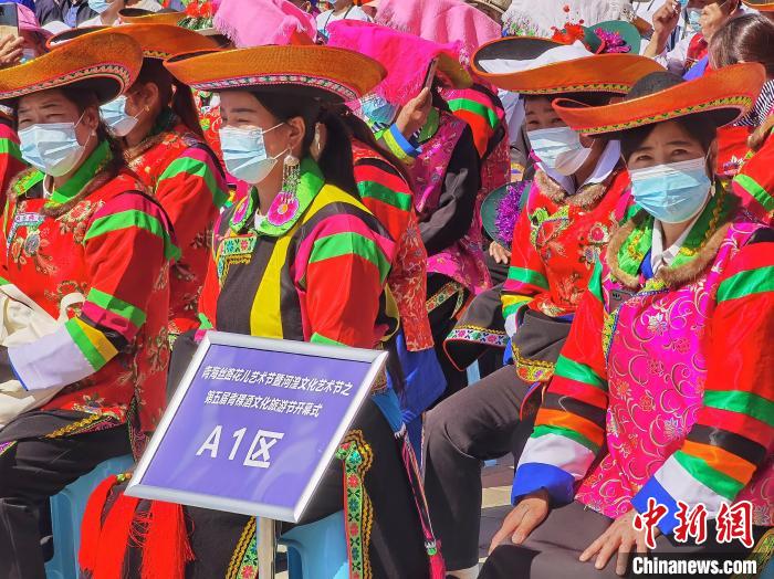 圖為當(dāng)?shù)孛癖娛⒀b參加開幕式。　祁增蓓 攝