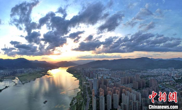天上云彩變幻多端，與閩江交相輝映?！⊥鯑|明 攝