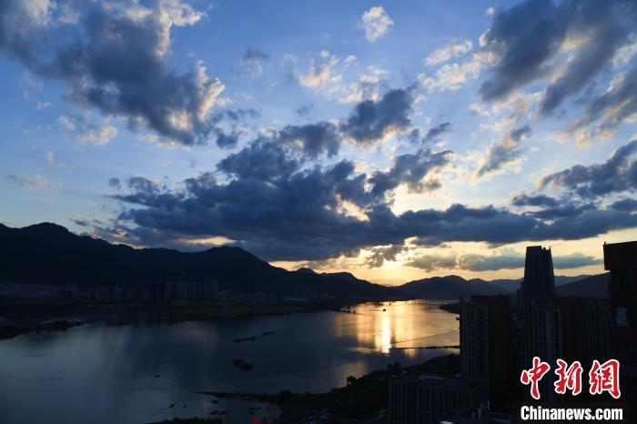 天上云彩變幻多端?！⊥鯑|明 攝