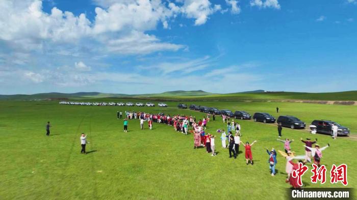 圖為游客在呼倫貝爾草原游覽?！⊥鮿P超 攝