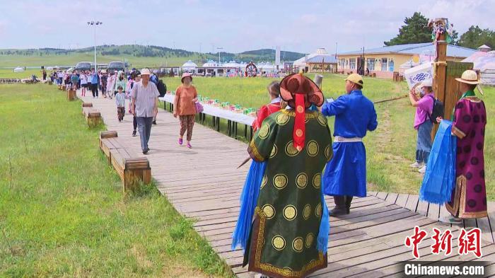 圖為呼倫貝爾草原景區(qū)迎來(lái)大批游客。　王凱超 攝
