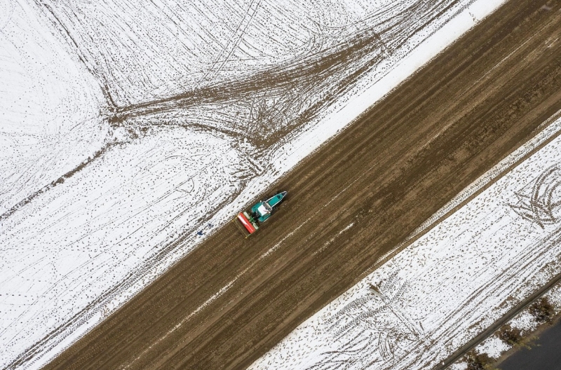 2020年4月29日，在西藏自治區(qū)拉薩市達(dá)孜區(qū)章多鄉(xiāng)恰村，智能拖拉機(jī)利用北斗導(dǎo)航輔助自動(dòng)駕駛系統(tǒng)，在無人駕駛的情況下完成土地耕整、精密播種等作業(yè)。（圖源：中新社）