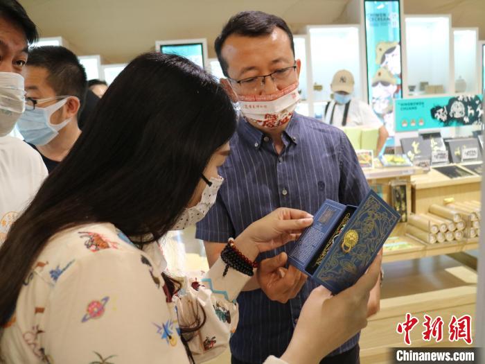 陳皇余在寧夏博物館了解文創(chuàng)產(chǎn)品?！?李元昊 攝