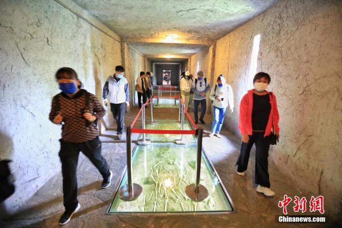 7月26日，內蒙古呼倫貝爾市，參加“復興有我——在京臺灣青年邊疆行”活動的臺青在世界反法西斯戰(zhàn)爭海拉爾紀念園參訪。 <a target='_blank' href='/'>中新社</a>記者 李雪峰 攝