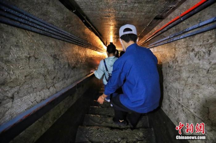 7月26日，內蒙古呼倫貝爾市，參加“復興有我——在京臺灣青年邊疆行”活動的臺青在世界反法西斯戰(zhàn)爭海拉爾紀念園地下要塞參訪。 <a target='_blank' href='/'>中新社</a>記者 李雪峰 攝