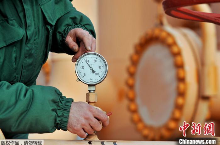 資料圖：匈牙利一天然氣運(yùn)輸公司的員工在檢查天然氣管道中的壓力。