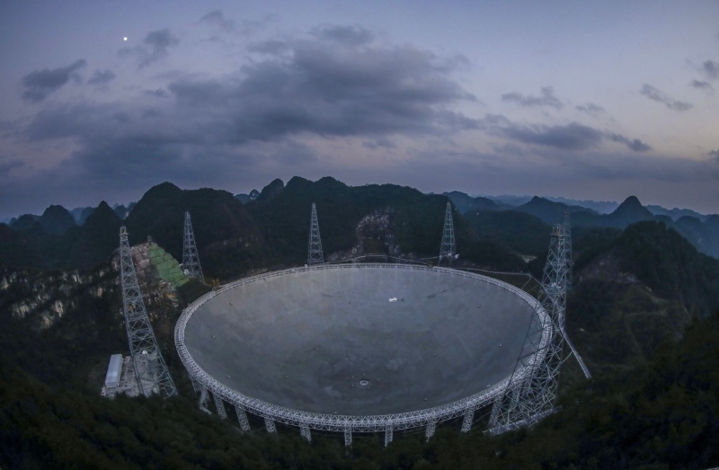 “天眼”工程由主動反射面系統(tǒng)、饋源支撐系統(tǒng)、測量與控制系統(tǒng)、接收機(jī)與終端及觀測基地等幾大部分構(gòu)成。（圖源：新華社）