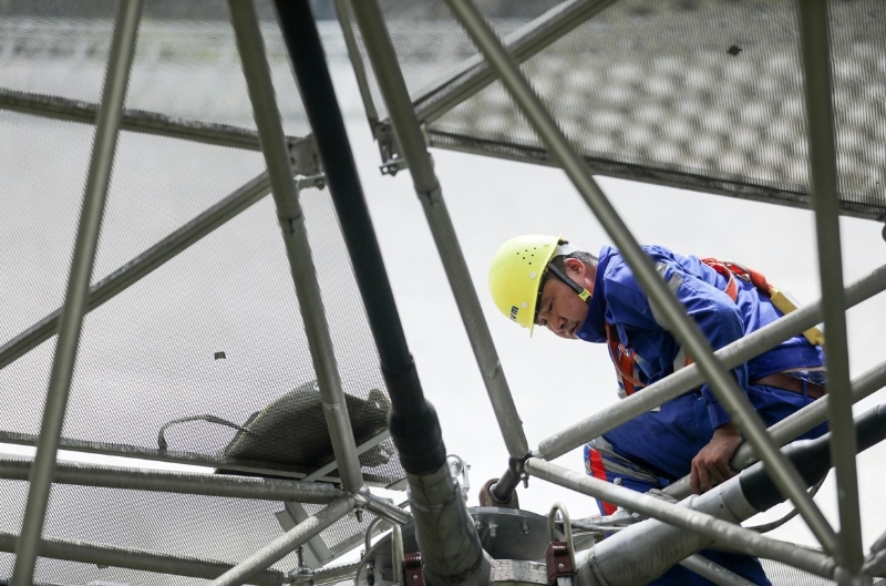 FAST望遠(yuǎn)鏡的日常體檢。（圖源：新華社）