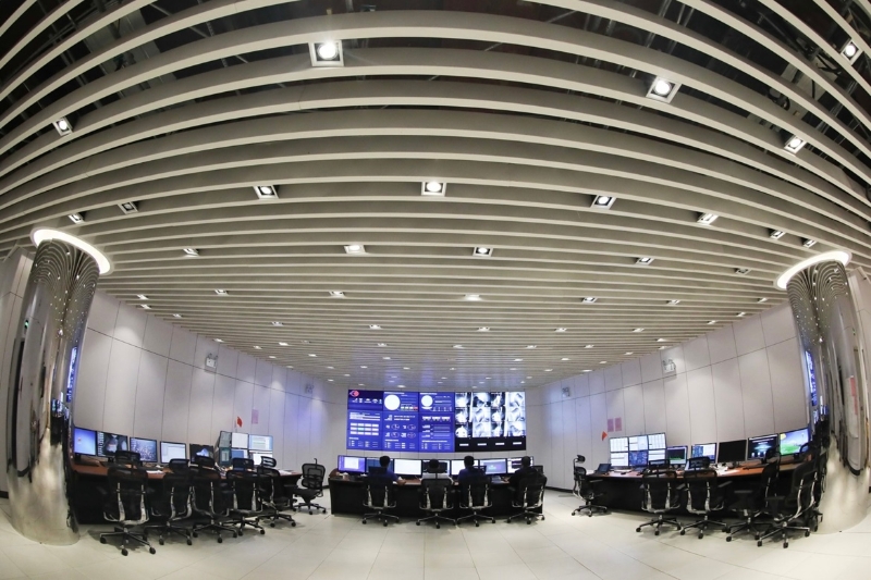 工作人員在中國天眼總控室內(nèi)工作。（圖源：新華社）