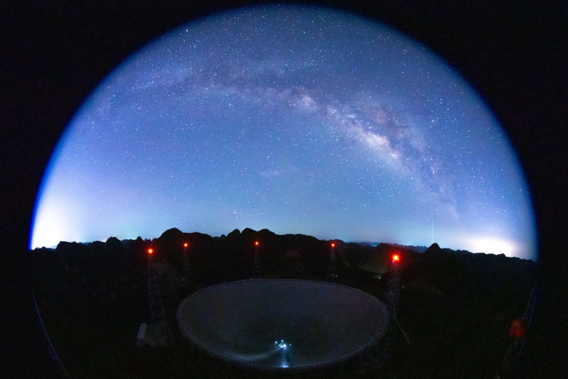 7月24日，星空下的中國天眼（維護(hù)保養(yǎng)期間拍攝，長時間曝光照片）。 （圖源：新華社）