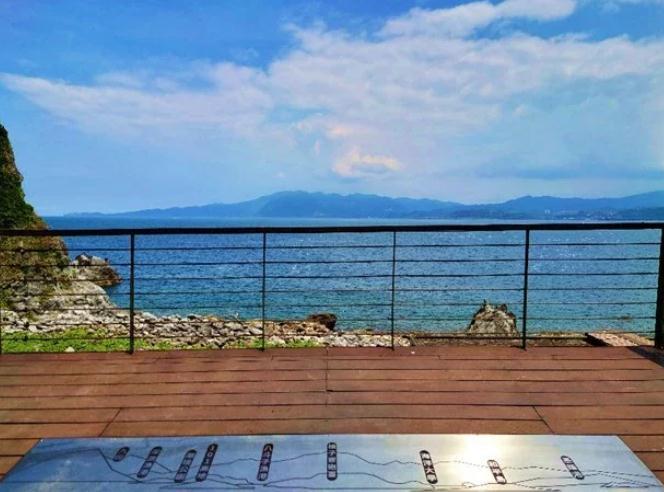 基隆嶼步道指標(biāo)融入地景環(huán)境，跳脫傳統(tǒng)，處處有巧思。圖片來(lái)源：臺(tái)灣《聯(lián)合報(bào)》(觀銷(xiāo)處提供)