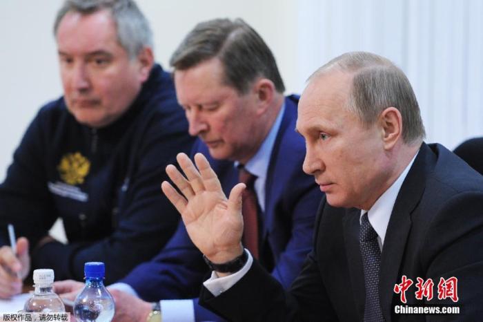 資料圖：俄總統(tǒng)普京(右)觀摩俄運(yùn)載火箭發(fā)射，左一為羅戈津。