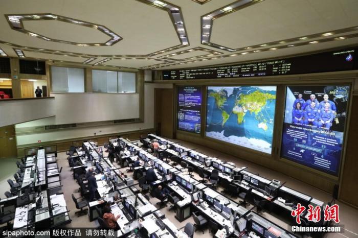 資料圖：俄航天集團(tuán)工作人員在控制室里工作。圖片來源：Sipaphoto 版權(quán)作品 禁止轉(zhuǎn)載