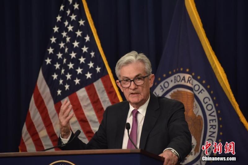 當(dāng)?shù)貢r間7月27日，美國聯(lián)邦儲備委員會宣布，將聯(lián)邦基金利率目標(biāo)區(qū)間上調(diào)75個基點到2.25？.5？？？平，這是美聯(lián)儲連續(xù)第二次加息75個基點。美聯(lián)儲主席鮑威爾在會后的記者會上表示，美國目前沒有出現(xiàn)經(jīng)濟衰退，他也不認(rèn)為美國必須要經(jīng)歷經(jīng)濟衰退，但經(jīng)濟軟著陸的可能性正在縮小，而美聯(lián)儲的第一要務(wù)仍是穩(wěn)定物價。 <a target='_blank' href='/'>中新社</a>記者 沙晗汀 攝