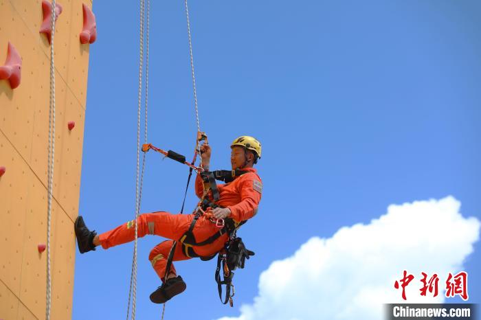 圖為消防員正在進(jìn)行上身下降繩索訓(xùn)練?！∥骼@拉翁 攝