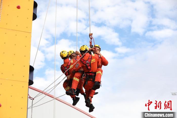 圖為偏移點(diǎn)救援訓(xùn)練?！∥骼@拉翁 攝