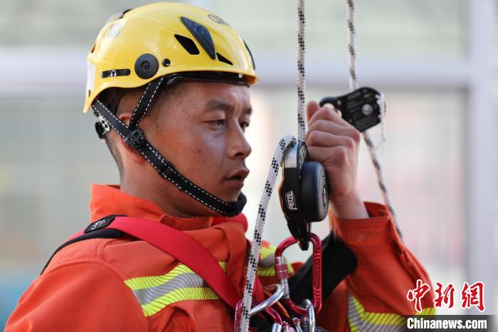 圖為消防員正在進(jìn)行訓(xùn)練?！∥骼@拉翁 攝