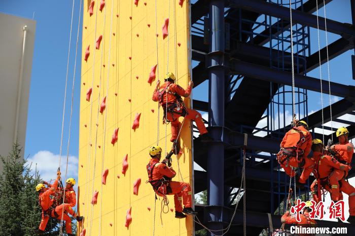 圖為消防員正在進(jìn)行攜傷員換繩救援訓(xùn)練?！∥骼@拉翁 攝