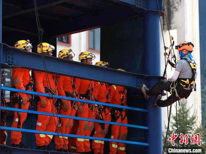 圖為繩索教學(xué)現(xiàn)場(chǎng)?！∥骼@拉翁 攝