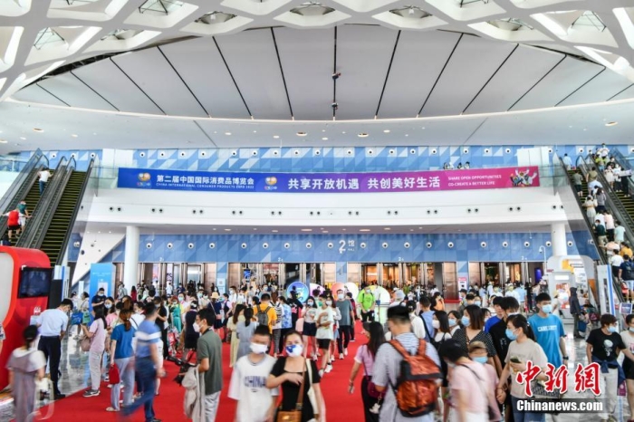 7月30日，第二屆中國國際消費品博覽會在海南海口閉幕。據(jù)統(tǒng)計，本屆消博會總進場觀眾超28萬人次，各類采購商和專業(yè)觀眾數(shù)量超4萬人。 <a target='_blank' href='/'>中新社</a>記者 駱云飛 攝