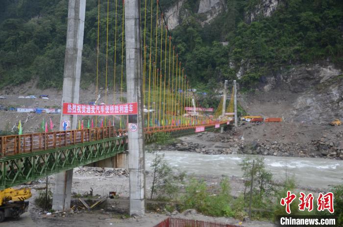 圖為新建后的第二座通麥大橋?！∫笥苋?攝