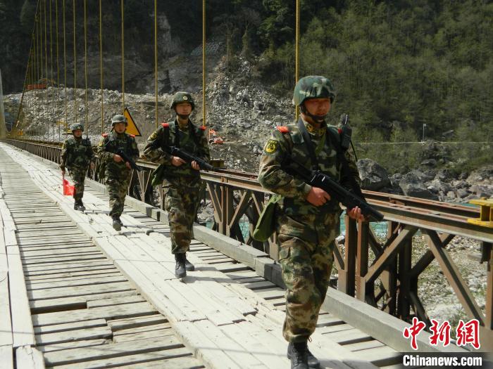圖為武警官兵在橋上武裝巡邏?！∫笥苋?攝