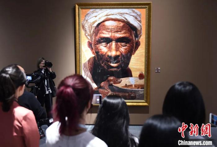 羅中立的《父親》版畫(huà)作品亮相四川美術(shù)學(xué)院的“與歷史同行：四川美術(shù)學(xué)院80周年(1940-2020)”展。<a target='_blank' href='/'>中新社</a>記者 周毅 攝