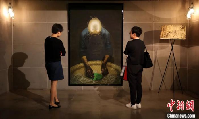 羅中立油畫(huà)作品《春蠶》。<a target='_blank' href='/'>中新社</a>記者 楊可佳 攝