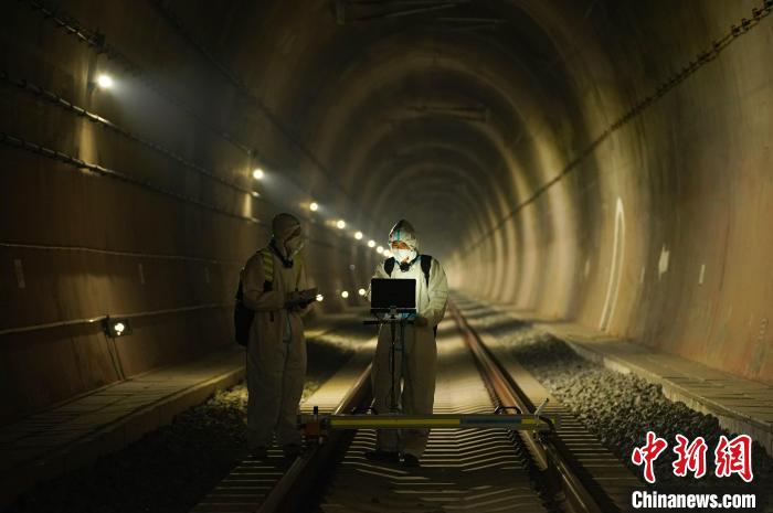 圖為中老鐵路友誼隧道中國境內(nèi)的職工正在進(jìn)行維護(hù)工作。　吳猛 攝